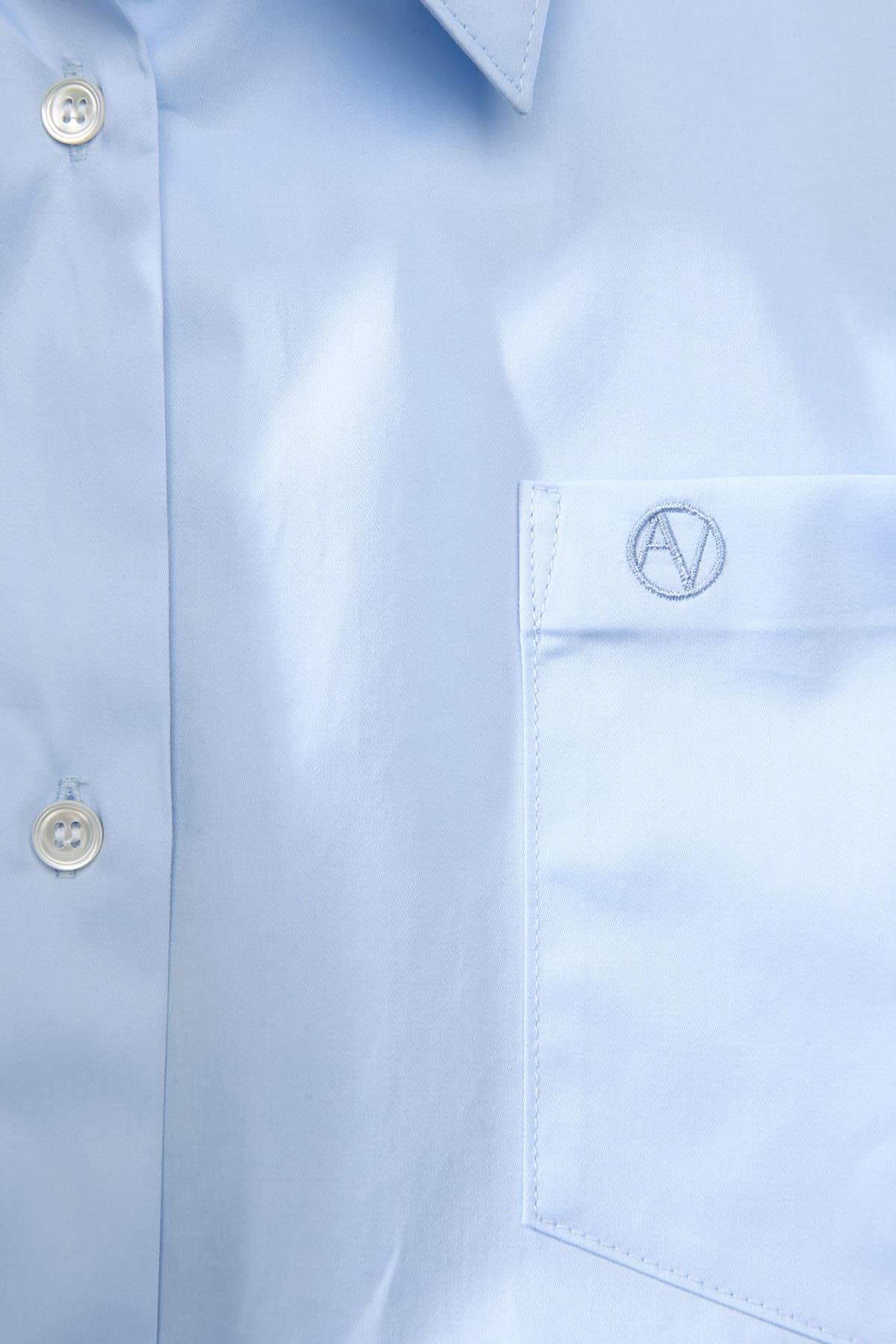 https://a.storyblok.com/f/199965/1200x1800/12bef63f4f/oversized_shirt_light-blue_detalj1.jpg