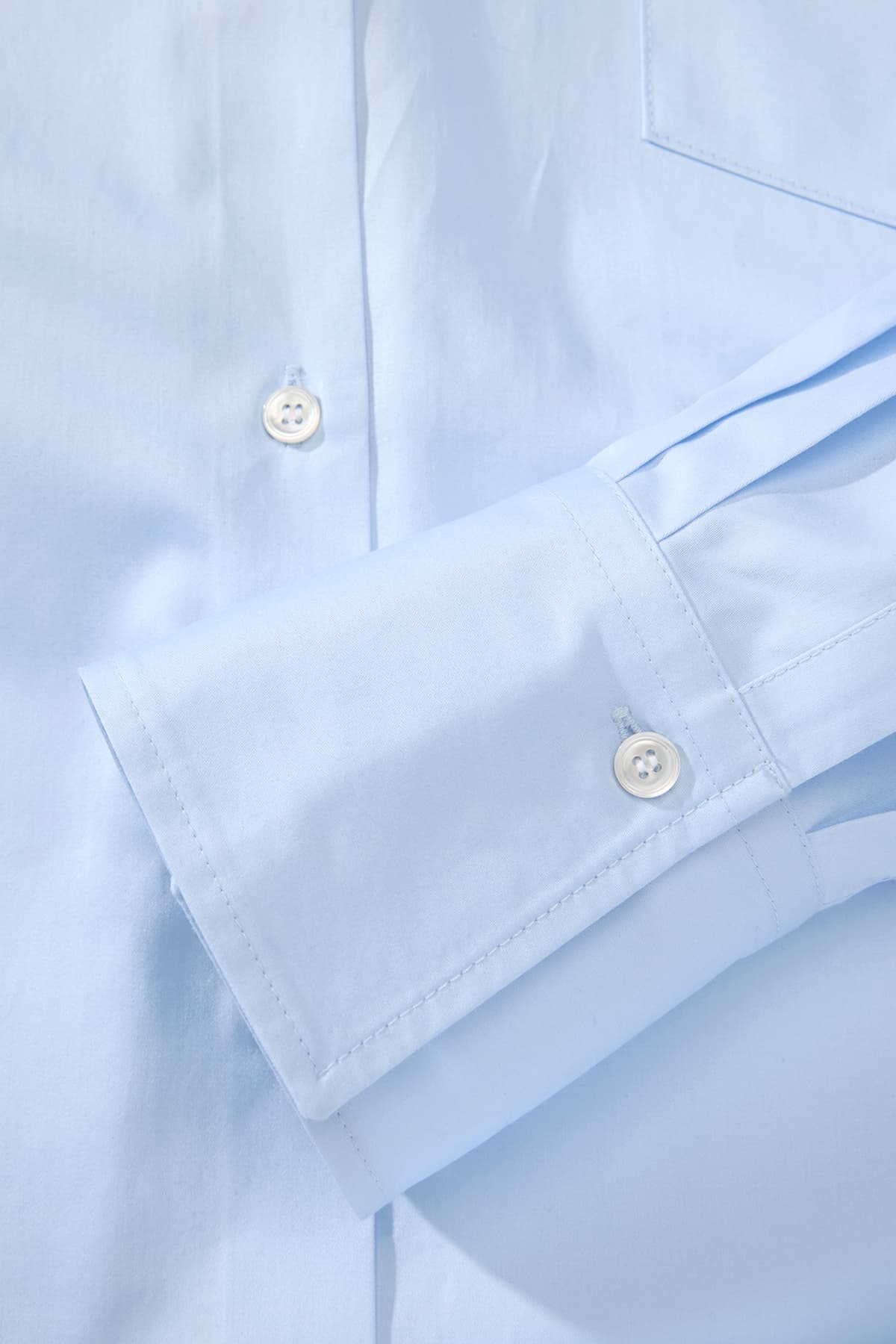 https://a.storyblok.com/f/199965/1200x1800/96f0510298/oversized_shirt_light-blue_detalj2.jpg