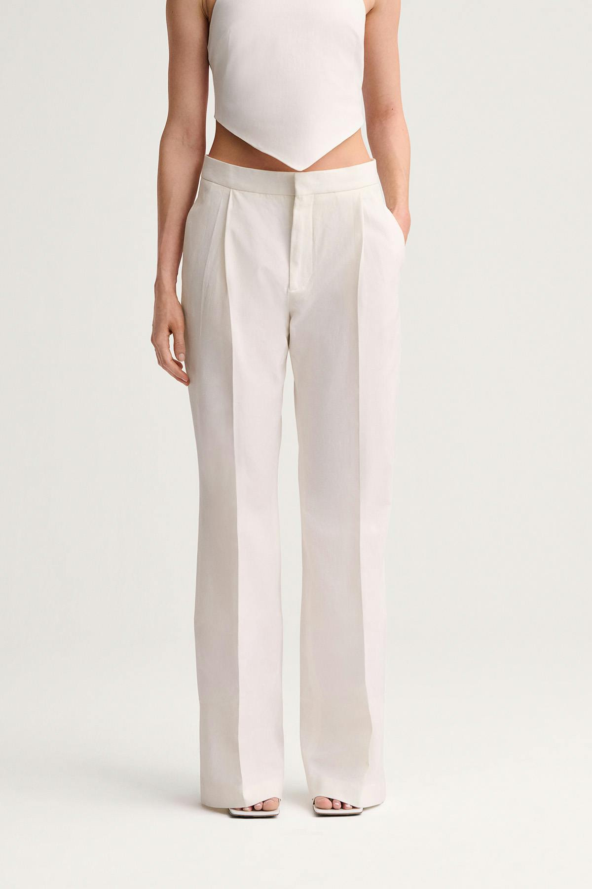 https://a.storyblok.com/f/199965/1200x1800/31c9db3586/celino-trousers-off-white.jpg