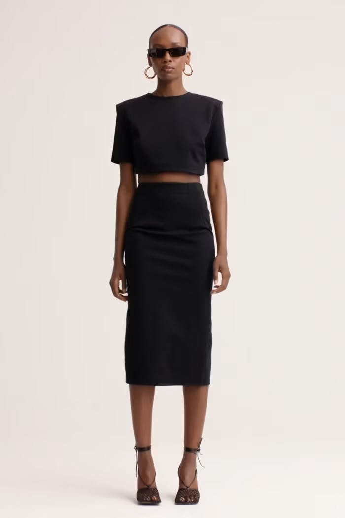 https://a.storyblok.com/f/199965/700x1050/107cd16e74/thumb_avora_capri-cropped-tee-long-skirt-black.jpg
