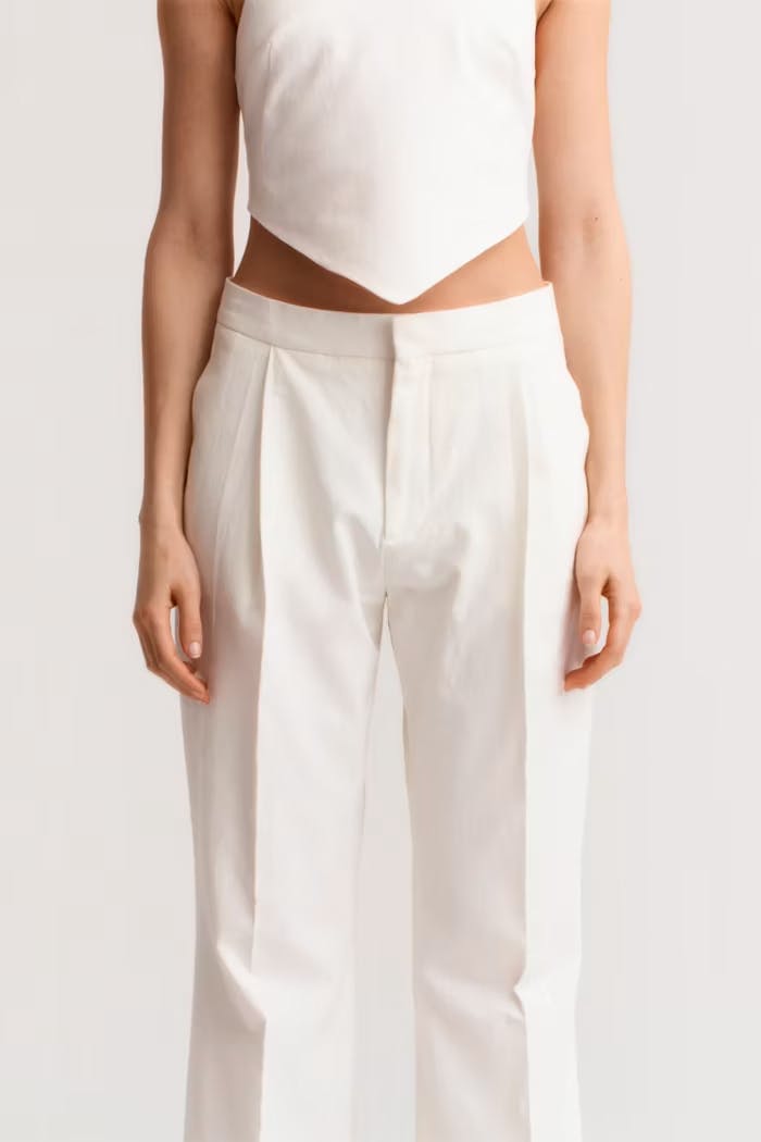 https://a.storyblok.com/f/199965/700x1050/600c9b76ef/thumb_avora_celino-trousers-off-white.jpg